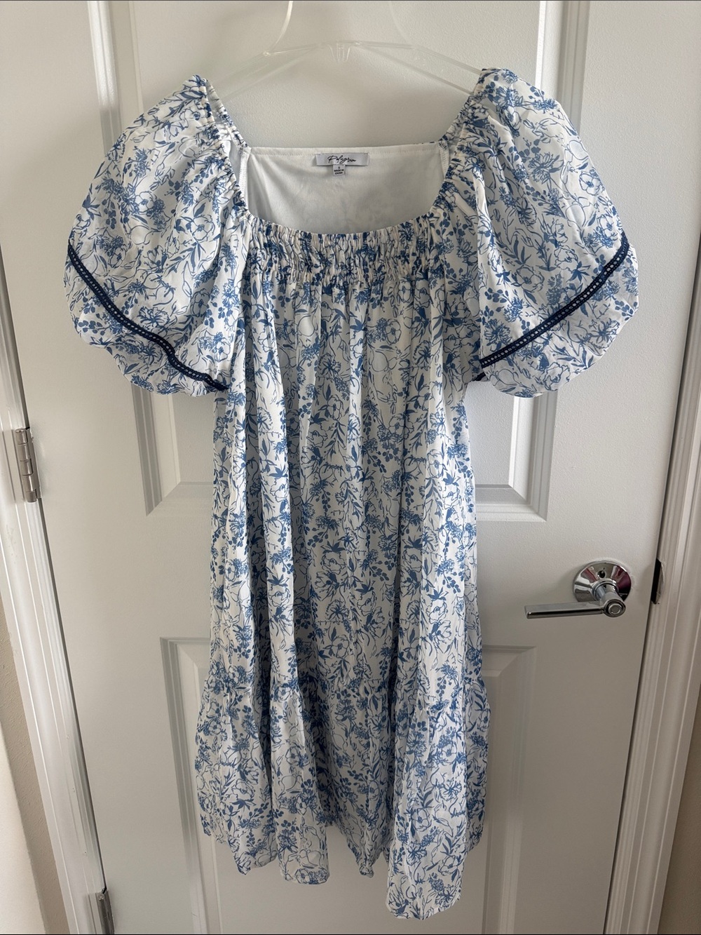 Polagram || Blue and White Floral Puff-Sleeve Midi Dress - Picture 2 of 5